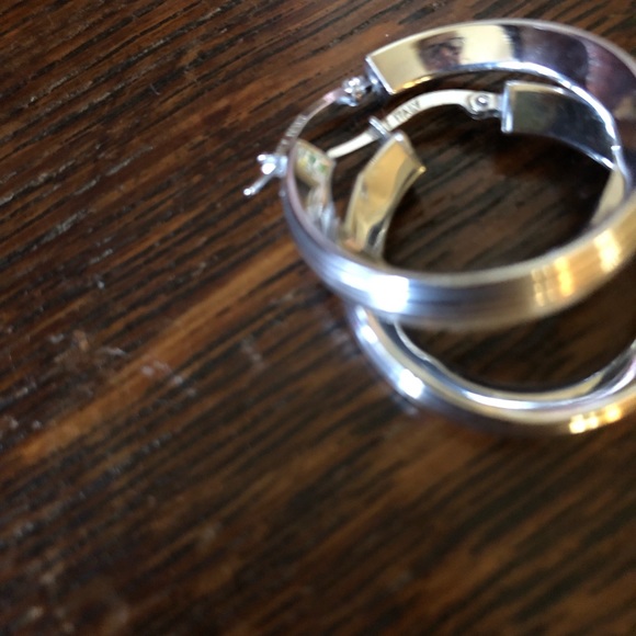 14k white Italy 🇮🇹 Gold hoops. With 5 lines going around hoop. - Picture 3 of 7